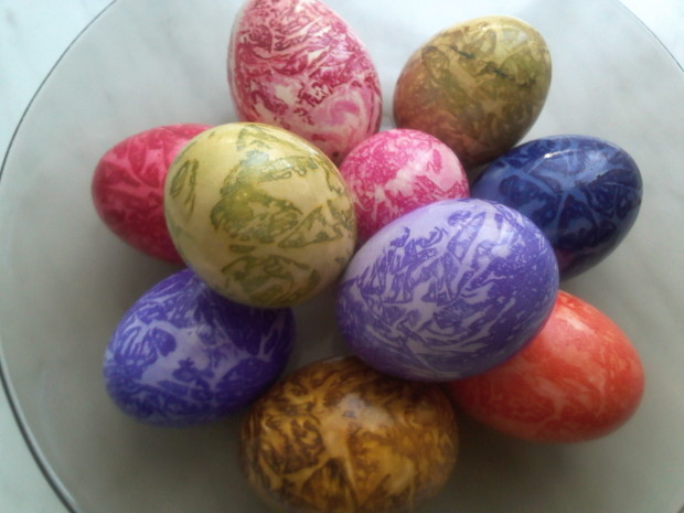 Oua vopsite cu matase naturala si alte idei de decorare a oualor de Paste 12 pua vopsite hartie creponata