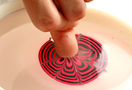 Modele de unghii water marble. Cum iti faci modele de manichiura in apa 6 tehnica water marble