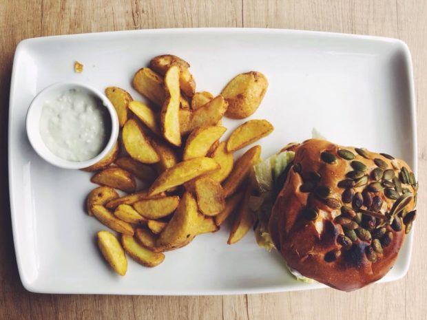 Berăria HOP GARDEN, locul unde se adună iubitorii de bere, mâncare bună și muzică LIVE 9 burger blue cheese hop garden