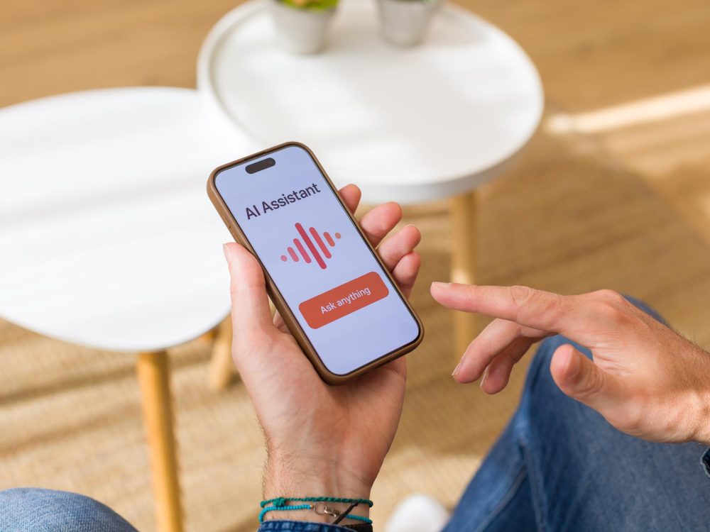 ChatGPT nu mai vrea să fie doar un chatbot. Schimbările pregătite de OpenAI arată o direcție mult mai ambițioasă 1 ai asistent openai iphone samsung
