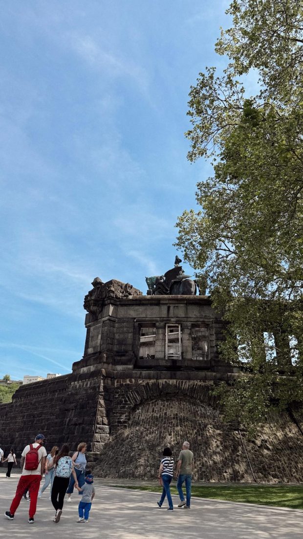 Valea Rinului, Cochem și Koblenz, unul dintre cele mai frumoase city break-uri pe care le poți face în Germania 10 statuie centru koblenz